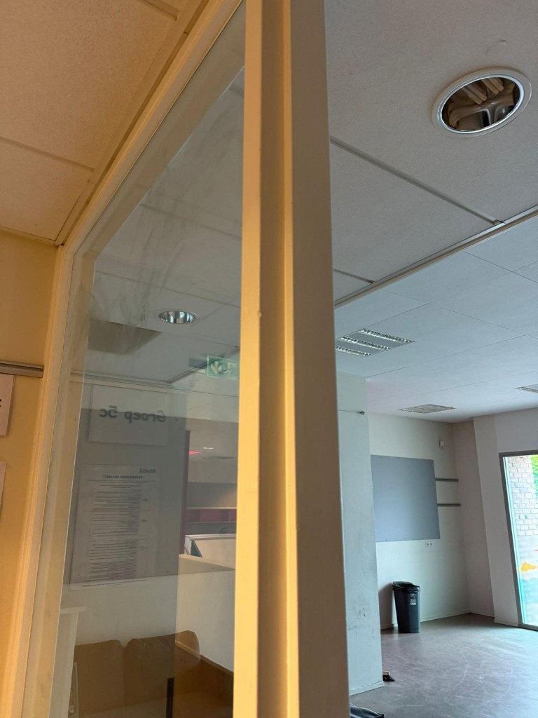 Na: glas en kozijn streepvrij