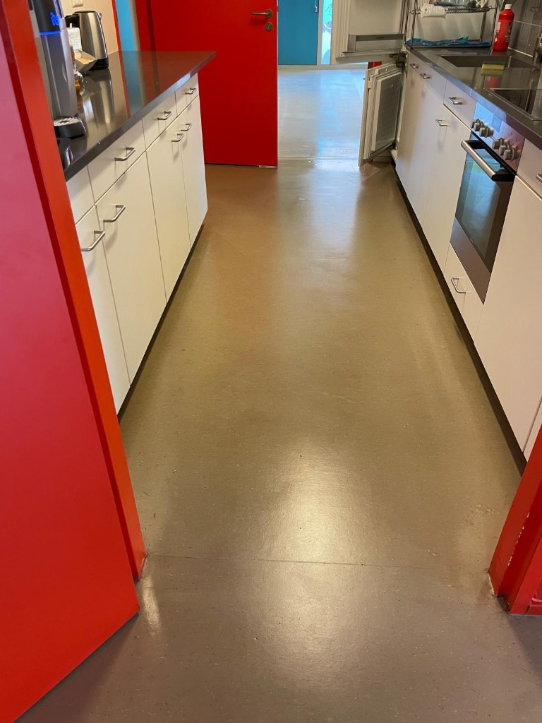 Na: keukenvloer schoon en egaal